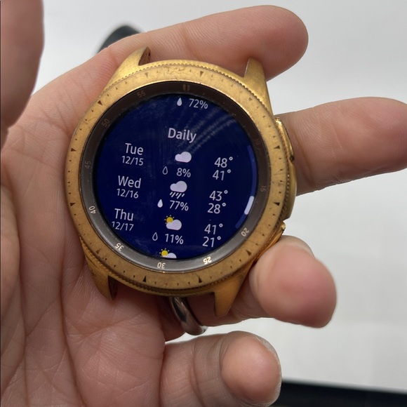 Samsung Galaxy watch and charger dock - Picture 7 of 9